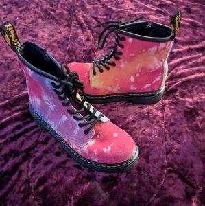 Vibrant Lace-Up Boots with Bouncing Sole
